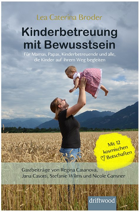 Buchcover «Kinderbetreuung mit Bewusstsein» von Lea Caterina Broder – eine Mutter hebt ihr Kind in einem Kornfeld in die Luft