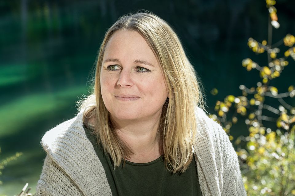 Portrait von Nicole Gansner am See im Prättigau