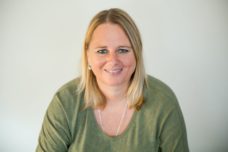 Nicole Gansner, Tachyon-Praktikerin, an ihrem Tisch in Seewis